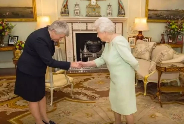 Αυτή η γυναίκα έσπασε παράδοση 650 ετών στην Βρετανία – Δείτε τι κατάφερε